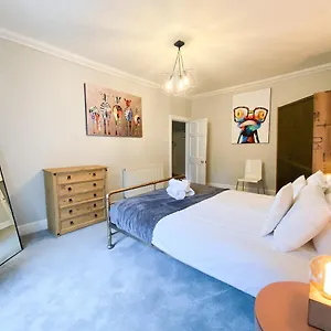 Rose Street's Hidden Treasure- 2bed Newly Refurbished Edinburgh