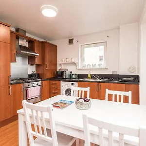 Modern Spacious 3 Bedroom Centre - Free Parking - Private Balcony Edinburgh