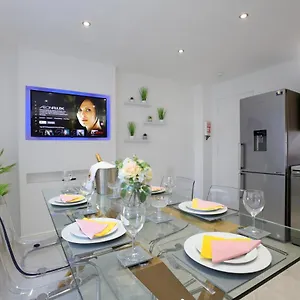 Spacious 4br Centre W/ Free Parking Edinburgh