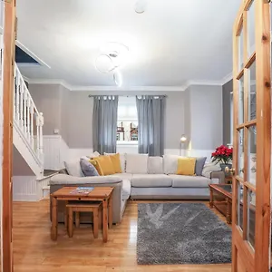 Beautiful 4 Bedroom - Free Parking Edinburgh